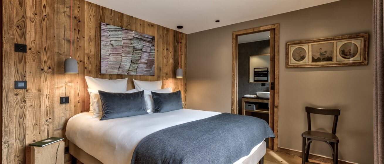 Chalet Bergeronnette, Meribel - cosy double bedroom with en suite bathroom